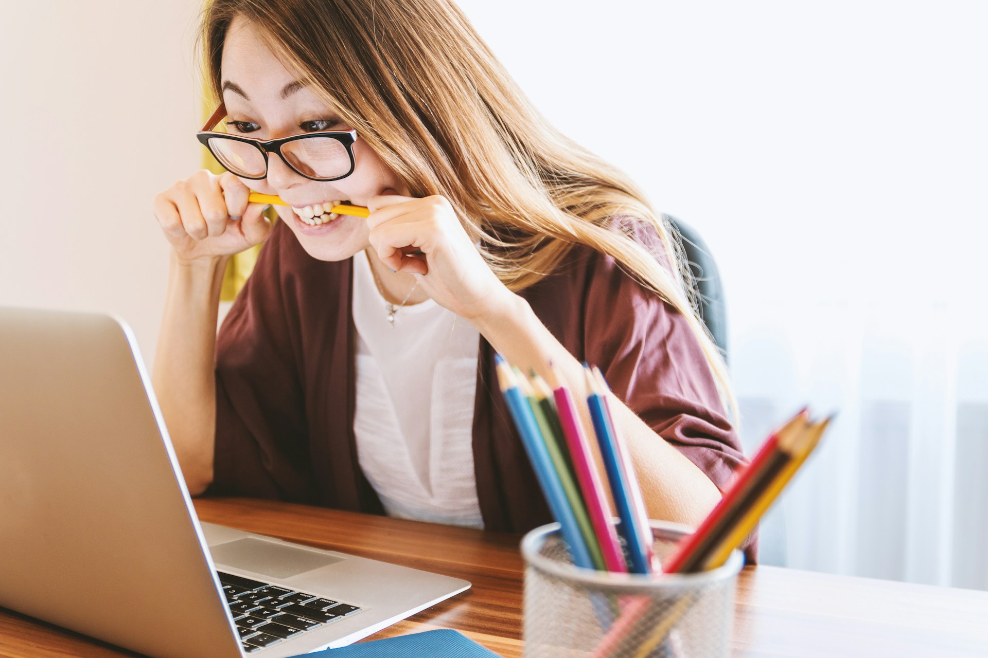 vrouw schrijft motivatiebrief Afbeelding van een vrouw die achter haar laptop zit en een motivatiebrief schrijft