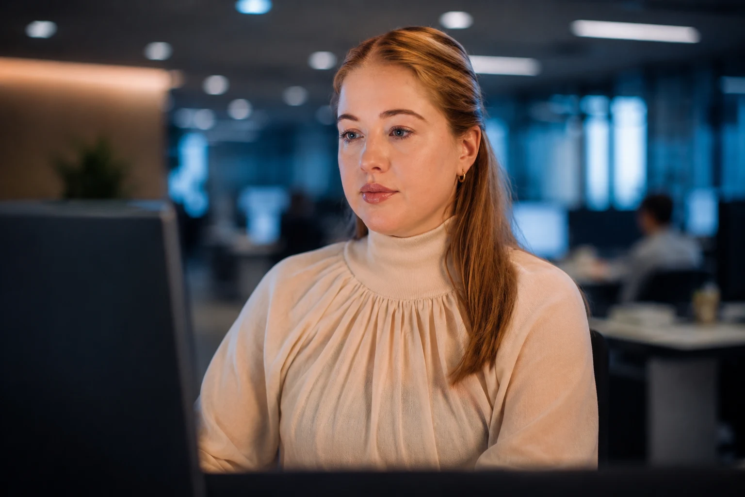Vrouw werkt achter haar laptop op kantoor