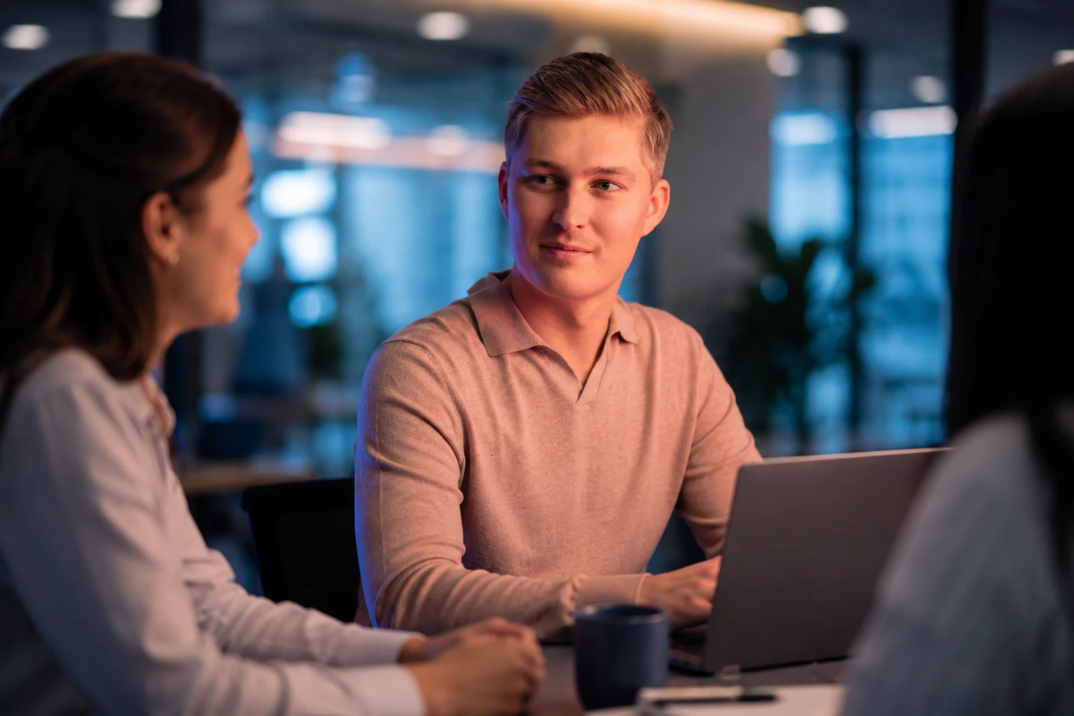 Man-collega-vergadering Man heeft vergadering met collega's