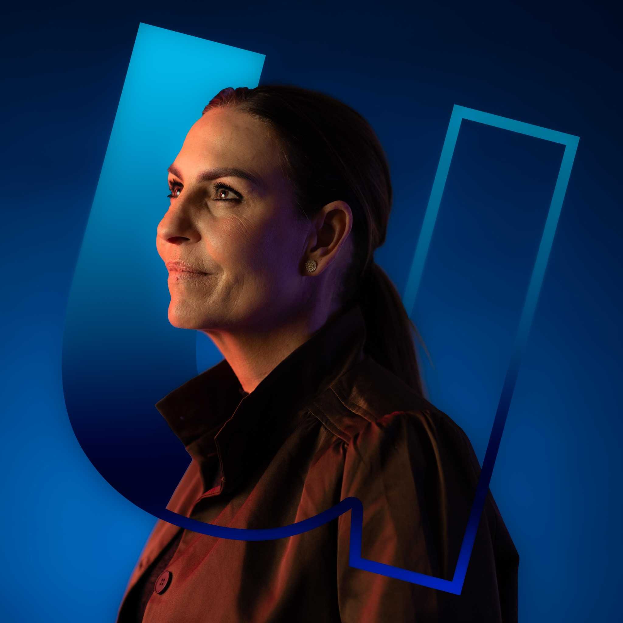 Vrouw-kijkt-weg-van-camera Vrouw-kijkt-weg-van-camera