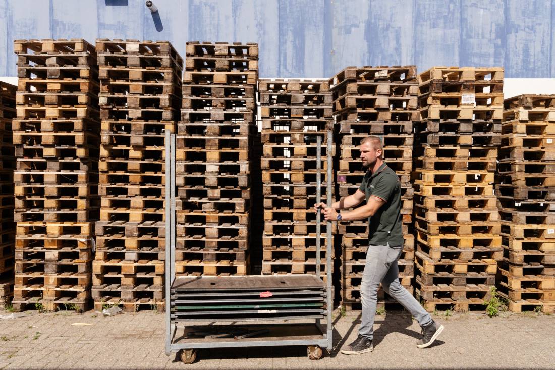 man duwt kar met pallets