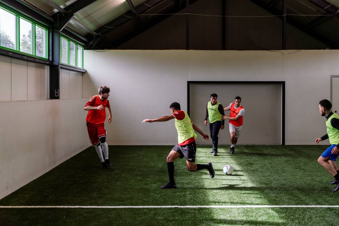 voetballende mensen