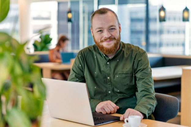 man met laptop
